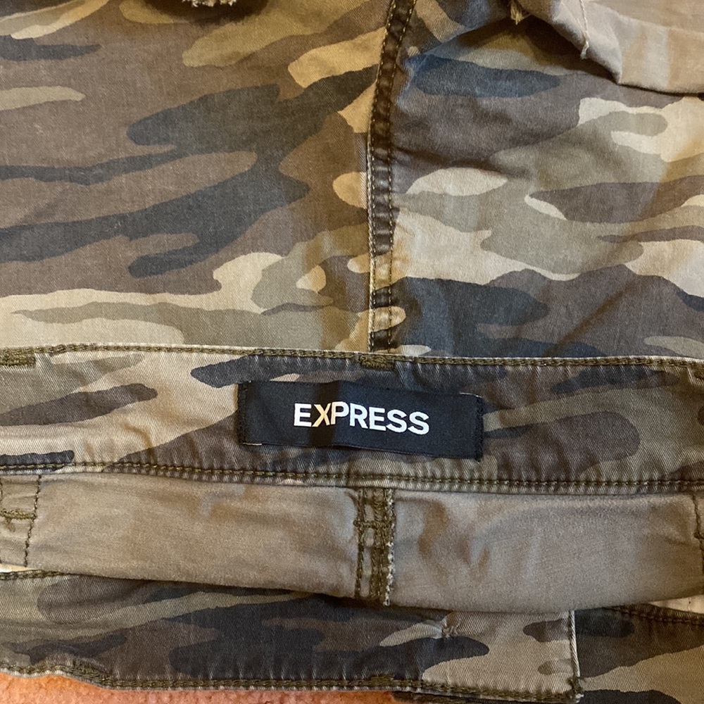 EXPRESS Camo Mid Rise Cargo Shorts - Picture 7 of 7